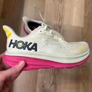 Hoka Clifton 9 eggnog passion fruit